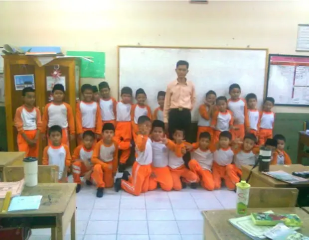 Siswa sekolah dasar berfoto bersama di ruang kelas